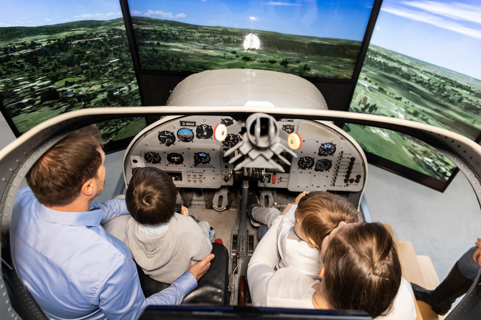 Familie im Flugsimulator des Dornier Museums