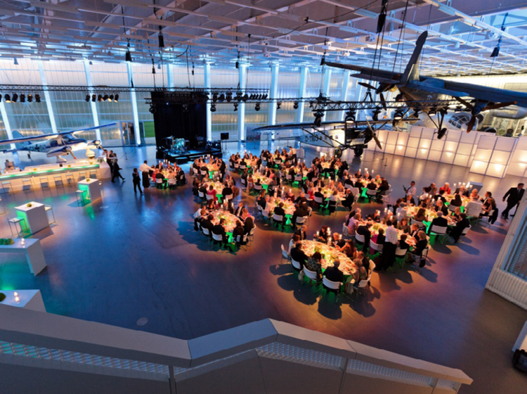 Hangar für Event vorbereitet Der Hangar ist mit Tischen und Stühlen für ein Event ausgestattet.