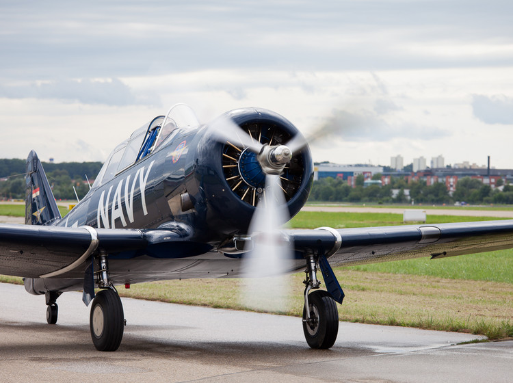Kurz vor dem Abflug: Ein Propellerflugzeug nimmt Fahrt auf.