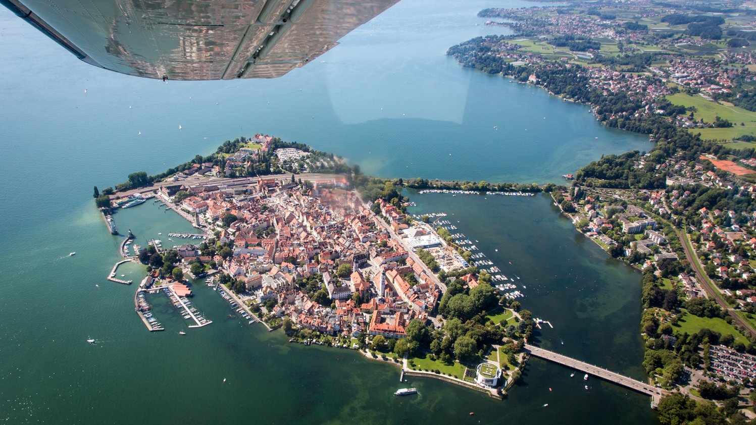 Die Lindauer Insel von oben aus einem Flugzeug fotografiert.