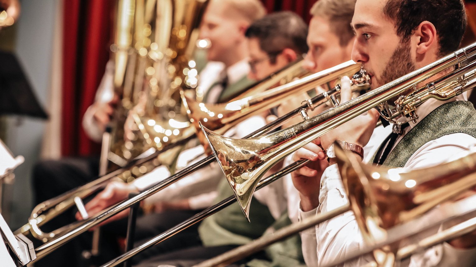 Mehrere Musiker spielen Posaunen bei einem Live-Auftritt