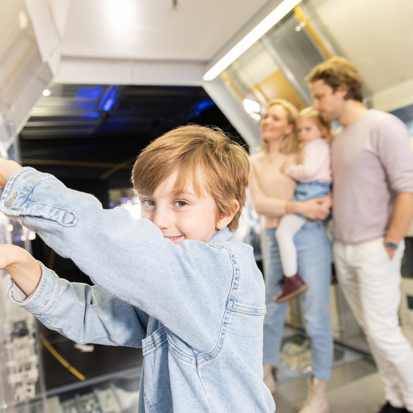 Familie besucht die Kinder Raumfahrtausstellung des Dornier Museums