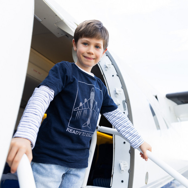 Kind  erforscht ein Flugzeugmodell im Museum.