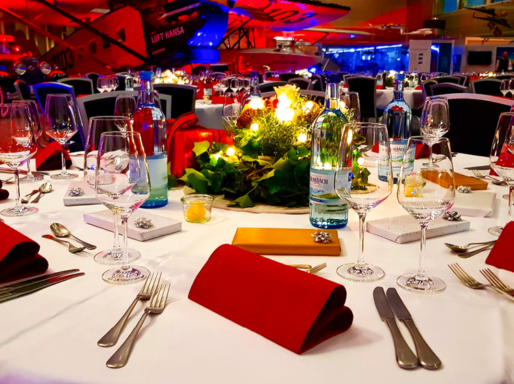 Weihnachtsfeier im Hangar Ein festlich gedeckter Tisch für eine Weihnachtsfeier im Hangar.