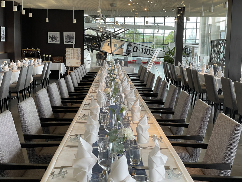 Geschmückte Hochzeitstafel im Dornier Museum Friedrichshafen