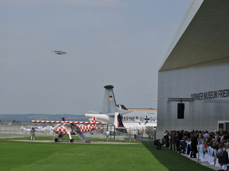 Der Außenbereich des Dornier-Restaurants mit mehreren Flugzeugen am Boden und in der Luft.