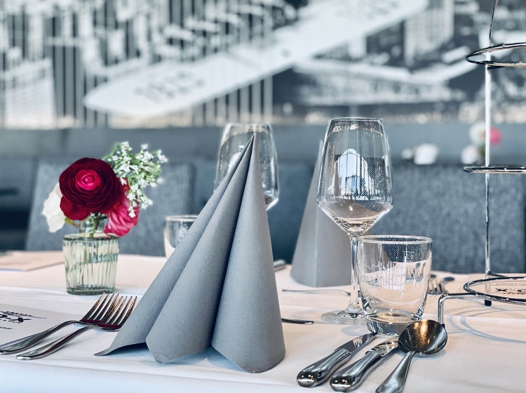 Gedeckter Hochzeitstisch im Dornier Museum Friedrichshafen